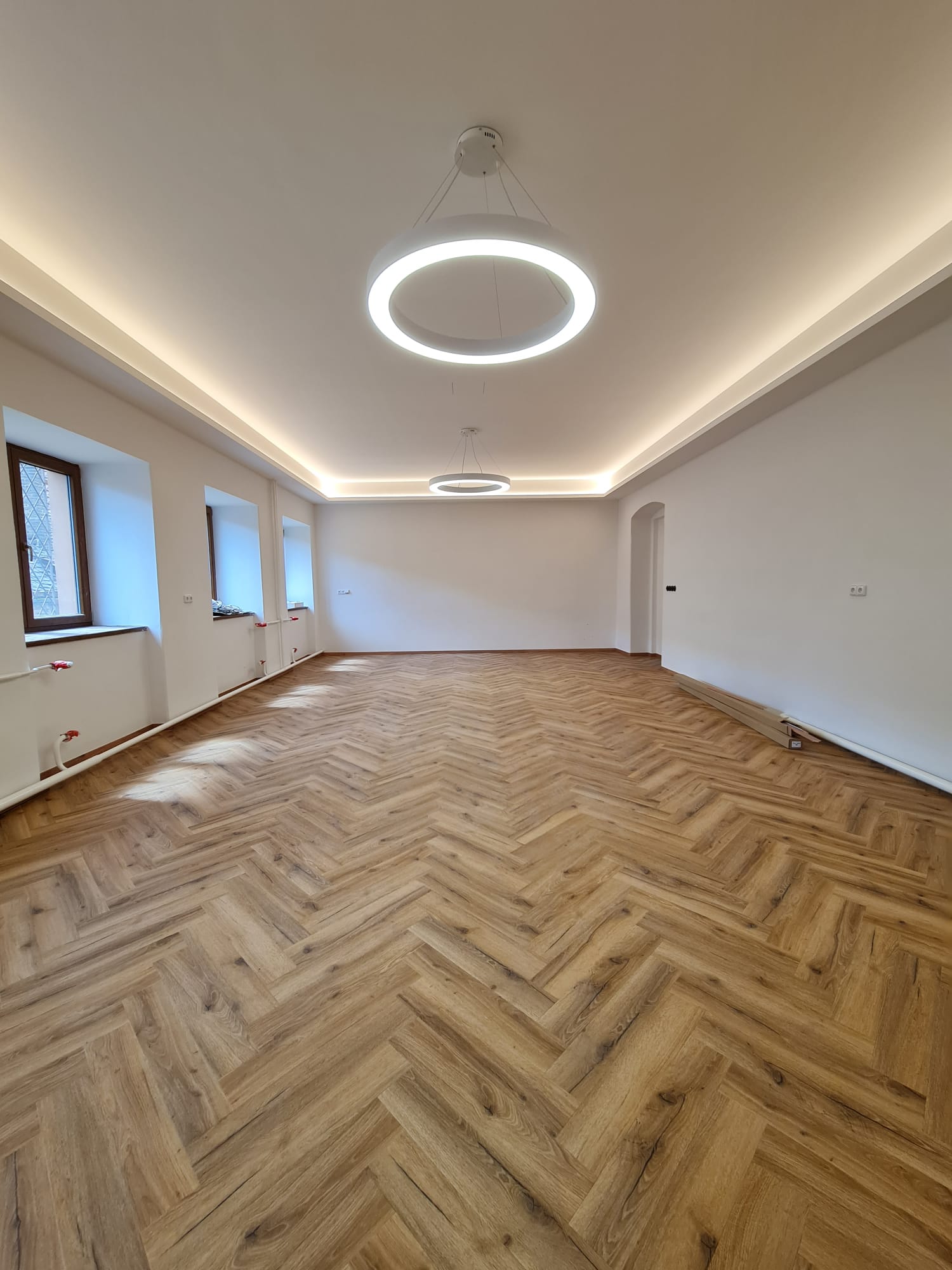 Dřevěná podlaha ve vzoru rybí kost