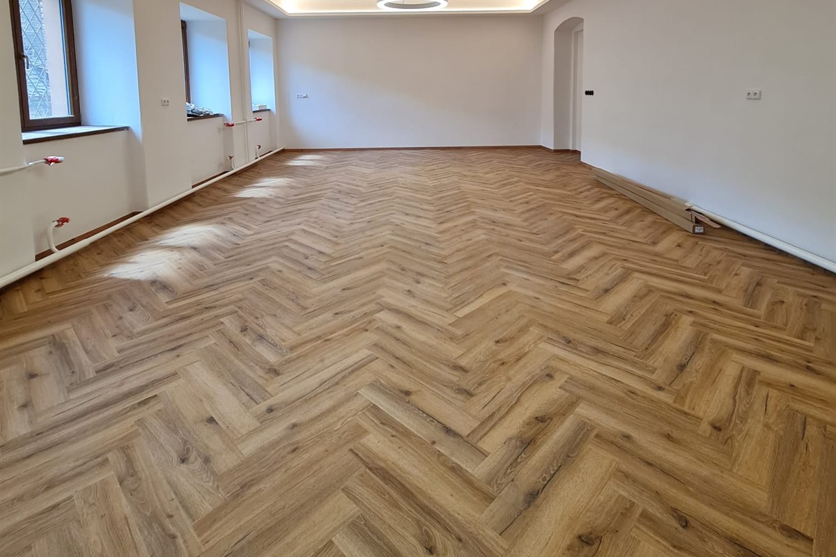 Dřevěná podlaha ve vzoru rybí kost