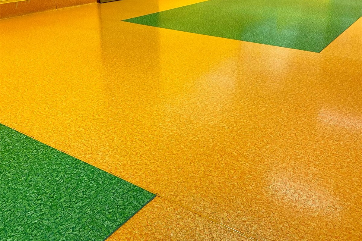 Detail odolné vinylové podlahy v realizaci